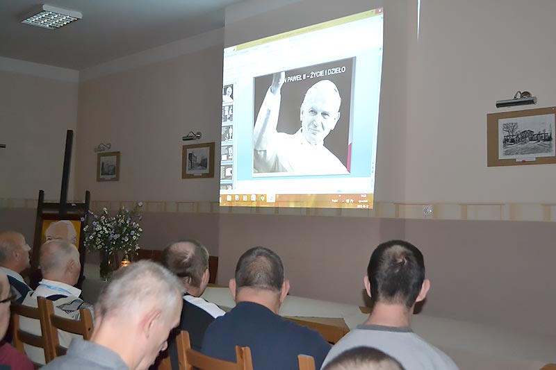Mieszkańcy Domu Pomocy Społecznej w Wieleniu oglądają prezentację dotyczącą postaci św. Jana Pawła II