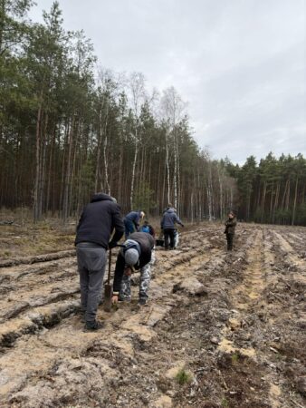 Mieszkańcy wzięli udział w akcji ,,Sadzimy. Razem z naturą”.